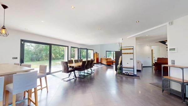 Location                                                      Maison
                        
                     6 pièces                      260 m2                     à Chevry-Cossigny