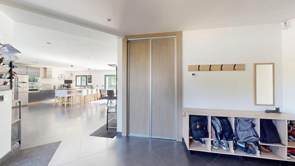 Location                                                      Maison
                        
                     6 pièces                      260 m2                     à Chevry-Cossigny