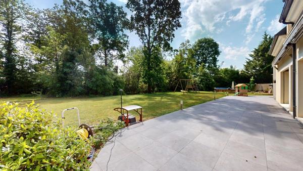 Location                                                      Maison
                        
                     6 pièces                      260 m2                     à Chevry-Cossigny