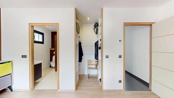 Location                                                      Maison
                        
                     6 pièces                      260 m2                     à Chevry-Cossigny