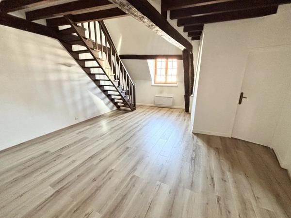Location                                                      Appartement
                        
                     2 pièces                      44 m2                     à Houdan