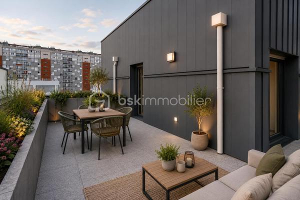 Superbe duplex lumineux au dernier étage avec immense terrasse d’environ 42 m² entourée de jardinières, offrant un véritable espace de vie extérieur idéal pour profiter des beaux jours, recevoir ou créer un coin détente privilégié.

Situé dans une résidence récente de 2023, ce beau 3 pièces d’environ 59 m² séduit par sa configuration en duplex qui apporte une vraie séparation entre l’espace de vie et l’espace nuit, avec une sensation proche de celle d’une petite maison en hauteur.

Grâce à son emplacement en dernier étage et à ses ouvertures sur l’extérieur, l’appartement bénéficie d’une belle luminosité.

Il se compose :

* d’un séjour avec cuisine ouverte
* de deux chambres
* d’une salle d’eau avec WC
* d’une salle de bains avec WC

L’appartement dispose également d’une place de parking privative.

À proximité des commerces, écoles et transports.

Un bien moderne et agréable à vivre, idéal pour ceux qui recherchent un appartement avec de grands espaces extérieurs.