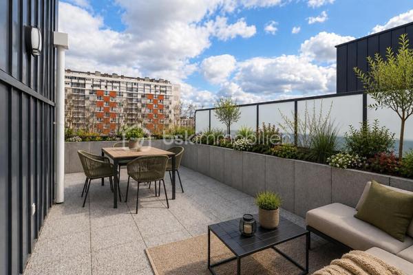 Superbe duplex lumineux au dernier étage avec immense terrasse d’environ 42 m² entourée de jardinières, offrant un véritable espace de vie extérieur idéal pour profiter des beaux jours, recevoir ou créer un coin détente privilégié.

Situé dans une résidence récente de 2023, ce beau 3 pièces d’environ 59 m² séduit par sa configuration en duplex qui apporte une vraie séparation entre l’espace de vie et l’espace nuit, avec une sensation proche de celle d’une petite maison en hauteur.

Grâce à son emplacement en dernier étage et à ses ouvertures sur l’extérieur, l’appartement bénéficie d’une belle luminosité.

Il se compose :

* d’un séjour avec cuisine ouverte
* de deux chambres
* d’une salle d’eau avec WC
* d’une salle de bains avec WC

L’appartement dispose également d’une place de parking privative.

À proximité des commerces, écoles et transports.

Un bien moderne et agréable à vivre, idéal pour ceux qui recherchent un appartement avec de grands espaces extérieurs.
