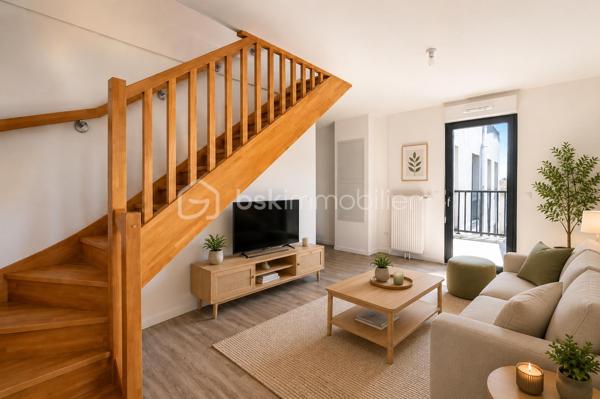 Superbe duplex lumineux au dernier étage avec immense terrasse d’environ 42 m² entourée de jardinières, offrant un véritable espace de vie extérieur idéal pour profiter des beaux jours, recevoir ou créer un coin détente privilégié.

Situé dans une résidence récente de 2023, ce beau 3 pièces d’environ 59 m² séduit par sa configuration en duplex qui apporte une vraie séparation entre l’espace de vie et l’espace nuit, avec une sensation proche de celle d’une petite maison en hauteur.

Grâce à son emplacement en dernier étage et à ses ouvertures sur l’extérieur, l’appartement bénéficie d’une belle luminosité.

Il se compose :

* d’un séjour avec cuisine ouverte
* de deux chambres
* d’une salle d’eau avec WC
* d’une salle de bains avec WC

L’appartement dispose également d’une place de parking privative.

À proximité des commerces, écoles et transports.

Un bien moderne et agréable à vivre, idéal pour ceux qui recherchent un appartement avec de grands espaces extérieurs.