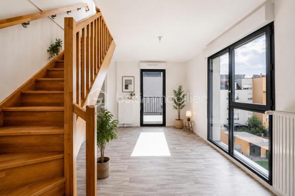 Superbe duplex lumineux au dernier étage avec immense terrasse d’environ 42 m² entourée de jardinières, offrant un véritable espace de vie extérieur idéal pour profiter des beaux jours, recevoir ou créer un coin détente privilégié.

Situé dans une résidence récente de 2023, ce beau 3 pièces d’environ 59 m² séduit par sa configuration en duplex qui apporte une vraie séparation entre l’espace de vie et l’espace nuit, avec une sensation proche de celle d’une petite maison en hauteur.

Grâce à son emplacement en dernier étage et à ses ouvertures sur l’extérieur, l’appartement bénéficie d’une belle luminosité.

Il se compose :

* d’un séjour avec cuisine ouverte
* de deux chambres
* d’une salle d’eau avec WC
* d’une salle de bains avec WC

L’appartement dispose également d’une place de parking privative.

À proximité des commerces, écoles et transports.

Un bien moderne et agréable à vivre, idéal pour ceux qui recherchent un appartement avec de grands espaces extérieurs.