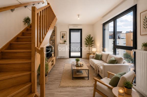 Superbe duplex lumineux au dernier étage avec immense terrasse d’environ 42 m² entourée de jardinières, offrant un véritable espace de vie extérieur idéal pour profiter des beaux jours, recevoir ou créer un coin détente privilégié.

Situé dans une résidence récente de 2023, ce beau 3 pièces d’environ 59 m² séduit par sa configuration en duplex qui apporte une vraie séparation entre l’espace de vie et l’espace nuit, avec une sensation proche de celle d’une petite maison en hauteur.

Grâce à son emplacement en dernier étage et à ses ouvertures sur l’extérieur, l’appartement bénéficie d’une belle luminosité.

Il se compose :

* d’un séjour avec cuisine ouverte
* de deux chambres
* d’une salle d’eau avec WC
* d’une salle de bains avec WC

L’appartement dispose également d’une place de parking privative.

À proximité des commerces, écoles et transports.

Un bien moderne et agréable à vivre, idéal pour ceux qui recherchent un appartement avec de grands espaces extérieurs.