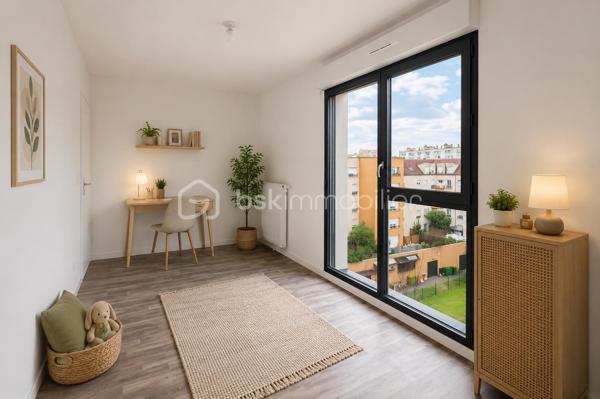 Superbe duplex lumineux au dernier étage avec immense terrasse d’environ 42 m² entourée de jardinières, offrant un véritable espace de vie extérieur idéal pour profiter des beaux jours, recevoir ou créer un coin détente privilégié.

Situé dans une résidence récente de 2023, ce beau 3 pièces d’environ 59 m² séduit par sa configuration en duplex qui apporte une vraie séparation entre l’espace de vie et l’espace nuit, avec une sensation proche de celle d’une petite maison en hauteur.

Grâce à son emplacement en dernier étage et à ses ouvertures sur l’extérieur, l’appartement bénéficie d’une belle luminosité.

Il se compose :

* d’un séjour avec cuisine ouverte
* de deux chambres
* d’une salle d’eau avec WC
* d’une salle de bains avec WC

L’appartement dispose également d’une place de parking privative.

À proximité des commerces, écoles et transports.

Un bien moderne et agréable à vivre, idéal pour ceux qui recherchent un appartement avec de grands espaces extérieurs.
