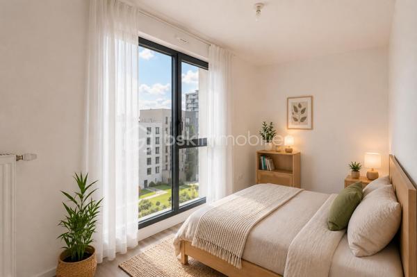 Superbe duplex lumineux au dernier étage avec immense terrasse d’environ 42 m² entourée de jardinières, offrant un véritable espace de vie extérieur idéal pour profiter des beaux jours, recevoir ou créer un coin détente privilégié.

Situé dans une résidence récente de 2023, ce beau 3 pièces d’environ 59 m² séduit par sa configuration en duplex qui apporte une vraie séparation entre l’espace de vie et l’espace nuit, avec une sensation proche de celle d’une petite maison en hauteur.

Grâce à son emplacement en dernier étage et à ses ouvertures sur l’extérieur, l’appartement bénéficie d’une belle luminosité.

Il se compose :

* d’un séjour avec cuisine ouverte
* de deux chambres
* d’une salle d’eau avec WC
* d’une salle de bains avec WC

L’appartement dispose également d’une place de parking privative.

À proximité des commerces, écoles et transports.

Un bien moderne et agréable à vivre, idéal pour ceux qui recherchent un appartement avec de grands espaces extérieurs.