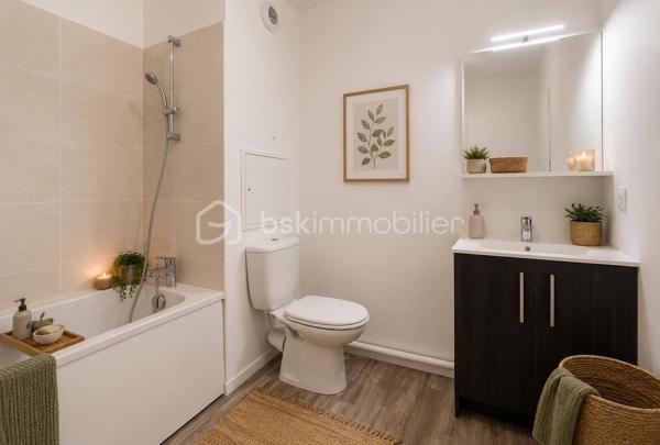 Superbe duplex lumineux au dernier étage avec immense terrasse d’environ 42 m² entourée de jardinières, offrant un véritable espace de vie extérieur idéal pour profiter des beaux jours, recevoir ou créer un coin détente privilégié.

Situé dans une résidence récente de 2023, ce beau 3 pièces d’environ 59 m² séduit par sa configuration en duplex qui apporte une vraie séparation entre l’espace de vie et l’espace nuit, avec une sensation proche de celle d’une petite maison en hauteur.

Grâce à son emplacement en dernier étage et à ses ouvertures sur l’extérieur, l’appartement bénéficie d’une belle luminosité.

Il se compose :

* d’un séjour avec cuisine ouverte
* de deux chambres
* d’une salle d’eau avec WC
* d’une salle de bains avec WC

L’appartement dispose également d’une place de parking privative.

À proximité des commerces, écoles et transports.

Un bien moderne et agréable à vivre, idéal pour ceux qui recherchent un appartement avec de grands espaces extérieurs.