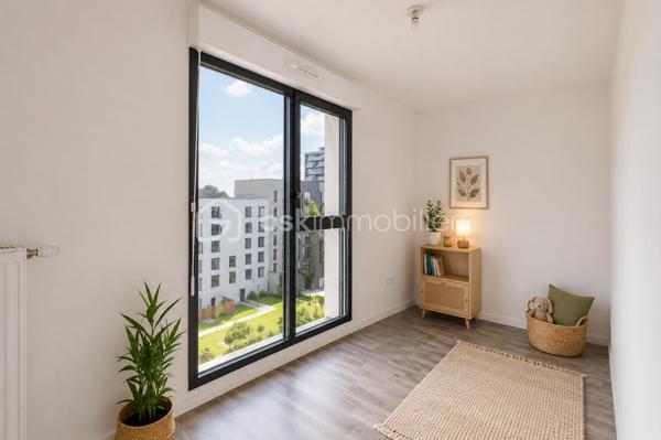 Superbe duplex lumineux au dernier étage avec immense terrasse d’environ 42 m² entourée de jardinières, offrant un véritable espace de vie extérieur idéal pour profiter des beaux jours, recevoir ou créer un coin détente privilégié.

Situé dans une résidence récente de 2023, ce beau 3 pièces d’environ 59 m² séduit par sa configuration en duplex qui apporte une vraie séparation entre l’espace de vie et l’espace nuit, avec une sensation proche de celle d’une petite maison en hauteur.

Grâce à son emplacement en dernier étage et à ses ouvertures sur l’extérieur, l’appartement bénéficie d’une belle luminosité.

Il se compose :

* d’un séjour avec cuisine ouverte
* de deux chambres
* d’une salle d’eau avec WC
* d’une salle de bains avec WC

L’appartement dispose également d’une place de parking privative.

À proximité des commerces, écoles et transports.

Un bien moderne et agréable à vivre, idéal pour ceux qui recherchent un appartement avec de grands espaces extérieurs.
