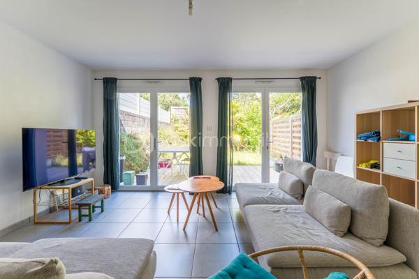 Certaines maisons se distinguent par leur emplacement, d'autres par leur luminosité. Celle-ci réunit les deux.

A quelques minutes de Nantes, dans un secteur particulièrement apprécié découvrez cette agréable maison de 91m² qui conjugue parfaitement confort, luminosité et qualité de vie.

Dès l'entrée, le ton est donné : les volumes sont harmonieux, les circulations fluides et la lumière omniprésente. La pièce de vie, largement ouverte sur l'extérieur grâce à de généreuses baies vitrées, offre un espace chaleureux où séjour et cuisine aménagée et équipée se répondent avec élégance.
Véritable prolongement de la maison, la terrasse en vois et le jardin entièrement clos invitent à profiter pleinement des beaux jours dans un cadre intime et préservé.
Pensée pour le confort du quotidien, la maison dispose également au rez-de-chaussée d'une salle d'eau avec WC ainsi que d'un accès direct au garage.
A l'étage, l'espace nuit accueille trois chambres confortables et une salle de bain baignée de lumière, apportant une atmosphère douce et particulièrement agréable. Un WC indépendant complète ce niveau.

Côté confort, la maison est équipée d'un chauffage au sol, offrant une chaleur douce et homogène au quotidien.

Son emplacement constitue un véritable privilège : commerces, écoles, services et transports sont accessibles rapidement tandis que les grands axes et le périphérique permettent de rejoindre Nantes et l'ensemble de son agglomération avec une grande facilité.

Luminosité, fonctionnalité, extérieur sans vis-à-vis direct et situation privilégiée : cette maison réunit aujourd'hui les critères les plus recherchés du marché. 
Une opportunité rare pour celles et ceux qui souhaitent s'installer dans un cadre de vie pratique, moderne et serein.

Contactez nous pour découvrir ce bien et organiser une visite.