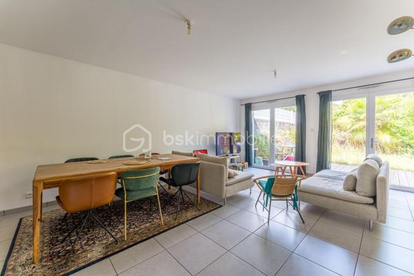 Certaines maisons se distinguent par leur emplacement, d'autres par leur luminosité. Celle-ci réunit les deux.

A quelques minutes de Nantes, dans un secteur particulièrement apprécié découvrez cette agréable maison de 91m² qui conjugue parfaitement confort, luminosité et qualité de vie.

Dès l'entrée, le ton est donné : les volumes sont harmonieux, les circulations fluides et la lumière omniprésente. La pièce de vie, largement ouverte sur l'extérieur grâce à de généreuses baies vitrées, offre un espace chaleureux où séjour et cuisine aménagée et équipée se répondent avec élégance.
Véritable prolongement de la maison, la terrasse en vois et le jardin entièrement clos invitent à profiter pleinement des beaux jours dans un cadre intime et préservé.
Pensée pour le confort du quotidien, la maison dispose également au rez-de-chaussée d'une salle d'eau avec WC ainsi que d'un accès direct au garage.
A l'étage, l'espace nuit accueille trois chambres confortables et une salle de bain baignée de lumière, apportant une atmosphère douce et particulièrement agréable. Un WC indépendant complète ce niveau.

Côté confort, la maison est équipée d'un chauffage au sol, offrant une chaleur douce et homogène au quotidien.

Son emplacement constitue un véritable privilège : commerces, écoles, services et transports sont accessibles rapidement tandis que les grands axes et le périphérique permettent de rejoindre Nantes et l'ensemble de son agglomération avec une grande facilité.

Luminosité, fonctionnalité, extérieur sans vis-à-vis direct et situation privilégiée : cette maison réunit aujourd'hui les critères les plus recherchés du marché. 
Une opportunité rare pour celles et ceux qui souhaitent s'installer dans un cadre de vie pratique, moderne et serein.

Contactez nous pour découvrir ce bien et organiser une visite.