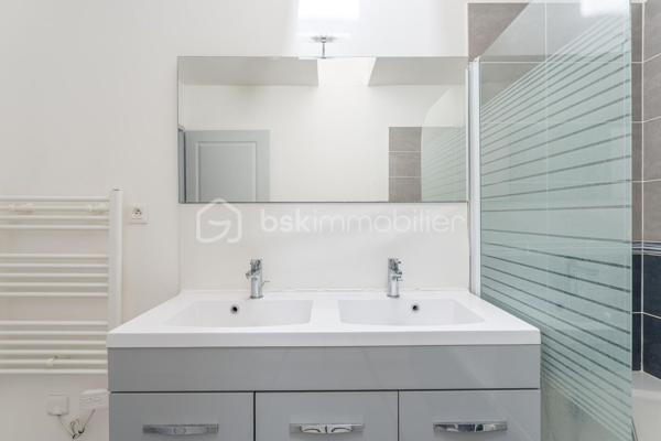 Certaines maisons se distinguent par leur emplacement, d'autres par leur luminosité. Celle-ci réunit les deux.

A quelques minutes de Nantes, dans un secteur particulièrement apprécié découvrez cette agréable maison de 91m² qui conjugue parfaitement confort, luminosité et qualité de vie.

Dès l'entrée, le ton est donné : les volumes sont harmonieux, les circulations fluides et la lumière omniprésente. La pièce de vie, largement ouverte sur l'extérieur grâce à de généreuses baies vitrées, offre un espace chaleureux où séjour et cuisine aménagée et équipée se répondent avec élégance.
Véritable prolongement de la maison, la terrasse en vois et le jardin entièrement clos invitent à profiter pleinement des beaux jours dans un cadre intime et préservé.
Pensée pour le confort du quotidien, la maison dispose également au rez-de-chaussée d'une salle d'eau avec WC ainsi que d'un accès direct au garage.
A l'étage, l'espace nuit accueille trois chambres confortables et une salle de bain baignée de lumière, apportant une atmosphère douce et particulièrement agréable. Un WC indépendant complète ce niveau.

Côté confort, la maison est équipée d'un chauffage au sol, offrant une chaleur douce et homogène au quotidien.

Son emplacement constitue un véritable privilège : commerces, écoles, services et transports sont accessibles rapidement tandis que les grands axes et le périphérique permettent de rejoindre Nantes et l'ensemble de son agglomération avec une grande facilité.

Luminosité, fonctionnalité, extérieur sans vis-à-vis direct et situation privilégiée : cette maison réunit aujourd'hui les critères les plus recherchés du marché. 
Une opportunité rare pour celles et ceux qui souhaitent s'installer dans un cadre de vie pratique, moderne et serein.

Contactez nous pour découvrir ce bien et organiser une visite.