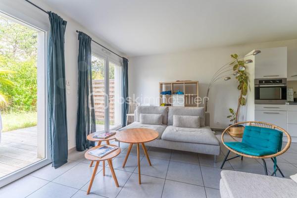 Certaines maisons se distinguent par leur emplacement, d'autres par leur luminosité. Celle-ci réunit les deux.

A quelques minutes de Nantes, dans un secteur particulièrement apprécié découvrez cette agréable maison de 91m² qui conjugue parfaitement confort, luminosité et qualité de vie.

Dès l'entrée, le ton est donné : les volumes sont harmonieux, les circulations fluides et la lumière omniprésente. La pièce de vie, largement ouverte sur l'extérieur grâce à de généreuses baies vitrées, offre un espace chaleureux où séjour et cuisine aménagée et équipée se répondent avec élégance.
Véritable prolongement de la maison, la terrasse en vois et le jardin entièrement clos invitent à profiter pleinement des beaux jours dans un cadre intime et préservé.
Pensée pour le confort du quotidien, la maison dispose également au rez-de-chaussée d'une salle d'eau avec WC ainsi que d'un accès direct au garage.
A l'étage, l'espace nuit accueille trois chambres confortables et une salle de bain baignée de lumière, apportant une atmosphère douce et particulièrement agréable. Un WC indépendant complète ce niveau.

Côté confort, la maison est équipée d'un chauffage au sol, offrant une chaleur douce et homogène au quotidien.

Son emplacement constitue un véritable privilège : commerces, écoles, services et transports sont accessibles rapidement tandis que les grands axes et le périphérique permettent de rejoindre Nantes et l'ensemble de son agglomération avec une grande facilité.

Luminosité, fonctionnalité, extérieur sans vis-à-vis direct et situation privilégiée : cette maison réunit aujourd'hui les critères les plus recherchés du marché. 
Une opportunité rare pour celles et ceux qui souhaitent s'installer dans un cadre de vie pratique, moderne et serein.

Contactez nous pour découvrir ce bien et organiser une visite.