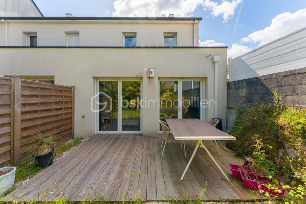 Certaines maisons se distinguent par leur emplacement, d'autres par leur luminosité. Celle-ci réunit les deux.

A quelques minutes de Nantes, dans un secteur particulièrement apprécié découvrez cette agréable maison de 91m² qui conjugue parfaitement confort, luminosité et qualité de vie.

Dès l'entrée, le ton est donné : les volumes sont harmonieux, les circulations fluides et la lumière omniprésente. La pièce de vie, largement ouverte sur l'extérieur grâce à de généreuses baies vitrées, offre un espace chaleureux où séjour et cuisine aménagée et équipée se répondent avec élégance.
Véritable prolongement de la maison, la terrasse en vois et le jardin entièrement clos invitent à profiter pleinement des beaux jours dans un cadre intime et préservé.
Pensée pour le confort du quotidien, la maison dispose également au rez-de-chaussée d'une salle d'eau avec WC ainsi que d'un accès direct au garage.
A l'étage, l'espace nuit accueille trois chambres confortables et une salle de bain baignée de lumière, apportant une atmosphère douce et particulièrement agréable. Un WC indépendant complète ce niveau.

Côté confort, la maison est équipée d'un chauffage au sol, offrant une chaleur douce et homogène au quotidien.

Son emplacement constitue un véritable privilège : commerces, écoles, services et transports sont accessibles rapidement tandis que les grands axes et le périphérique permettent de rejoindre Nantes et l'ensemble de son agglomération avec une grande facilité.

Luminosité, fonctionnalité, extérieur sans vis-à-vis direct et situation privilégiée : cette maison réunit aujourd'hui les critères les plus recherchés du marché. 
Une opportunité rare pour celles et ceux qui souhaitent s'installer dans un cadre de vie pratique, moderne et serein.

Contactez nous pour découvrir ce bien et organiser une visite.