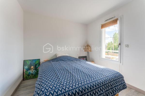 Certaines maisons se distinguent par leur emplacement, d'autres par leur luminosité. Celle-ci réunit les deux.

A quelques minutes de Nantes, dans un secteur particulièrement apprécié découvrez cette agréable maison de 91m² qui conjugue parfaitement confort, luminosité et qualité de vie.

Dès l'entrée, le ton est donné : les volumes sont harmonieux, les circulations fluides et la lumière omniprésente. La pièce de vie, largement ouverte sur l'extérieur grâce à de généreuses baies vitrées, offre un espace chaleureux où séjour et cuisine aménagée et équipée se répondent avec élégance.
Véritable prolongement de la maison, la terrasse en vois et le jardin entièrement clos invitent à profiter pleinement des beaux jours dans un cadre intime et préservé.
Pensée pour le confort du quotidien, la maison dispose également au rez-de-chaussée d'une salle d'eau avec WC ainsi que d'un accès direct au garage.
A l'étage, l'espace nuit accueille trois chambres confortables et une salle de bain baignée de lumière, apportant une atmosphère douce et particulièrement agréable. Un WC indépendant complète ce niveau.

Côté confort, la maison est équipée d'un chauffage au sol, offrant une chaleur douce et homogène au quotidien.

Son emplacement constitue un véritable privilège : commerces, écoles, services et transports sont accessibles rapidement tandis que les grands axes et le périphérique permettent de rejoindre Nantes et l'ensemble de son agglomération avec une grande facilité.

Luminosité, fonctionnalité, extérieur sans vis-à-vis direct et situation privilégiée : cette maison réunit aujourd'hui les critères les plus recherchés du marché. 
Une opportunité rare pour celles et ceux qui souhaitent s'installer dans un cadre de vie pratique, moderne et serein.

Contactez nous pour découvrir ce bien et organiser une visite.
