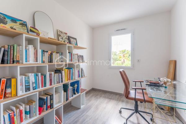 Certaines maisons se distinguent par leur emplacement, d'autres par leur luminosité. Celle-ci réunit les deux.

A quelques minutes de Nantes, dans un secteur particulièrement apprécié découvrez cette agréable maison de 91m² qui conjugue parfaitement confort, luminosité et qualité de vie.

Dès l'entrée, le ton est donné : les volumes sont harmonieux, les circulations fluides et la lumière omniprésente. La pièce de vie, largement ouverte sur l'extérieur grâce à de généreuses baies vitrées, offre un espace chaleureux où séjour et cuisine aménagée et équipée se répondent avec élégance.
Véritable prolongement de la maison, la terrasse en vois et le jardin entièrement clos invitent à profiter pleinement des beaux jours dans un cadre intime et préservé.
Pensée pour le confort du quotidien, la maison dispose également au rez-de-chaussée d'une salle d'eau avec WC ainsi que d'un accès direct au garage.
A l'étage, l'espace nuit accueille trois chambres confortables et une salle de bain baignée de lumière, apportant une atmosphère douce et particulièrement agréable. Un WC indépendant complète ce niveau.

Côté confort, la maison est équipée d'un chauffage au sol, offrant une chaleur douce et homogène au quotidien.

Son emplacement constitue un véritable privilège : commerces, écoles, services et transports sont accessibles rapidement tandis que les grands axes et le périphérique permettent de rejoindre Nantes et l'ensemble de son agglomération avec une grande facilité.

Luminosité, fonctionnalité, extérieur sans vis-à-vis direct et situation privilégiée : cette maison réunit aujourd'hui les critères les plus recherchés du marché. 
Une opportunité rare pour celles et ceux qui souhaitent s'installer dans un cadre de vie pratique, moderne et serein.

Contactez nous pour découvrir ce bien et organiser une visite.