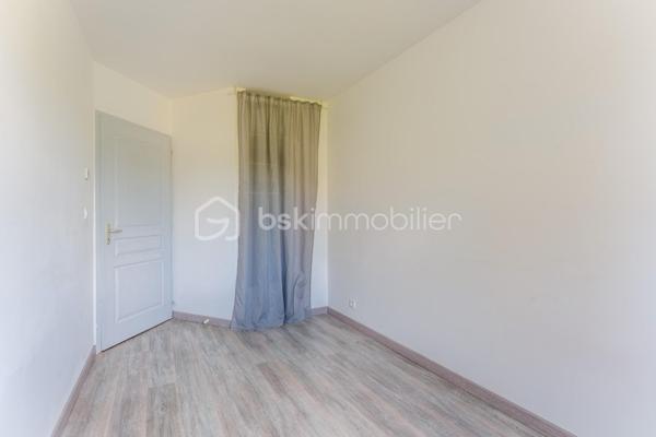 Certaines maisons se distinguent par leur emplacement, d'autres par leur luminosité. Celle-ci réunit les deux.

A quelques minutes de Nantes, dans un secteur particulièrement apprécié découvrez cette agréable maison de 91m² qui conjugue parfaitement confort, luminosité et qualité de vie.

Dès l'entrée, le ton est donné : les volumes sont harmonieux, les circulations fluides et la lumière omniprésente. La pièce de vie, largement ouverte sur l'extérieur grâce à de généreuses baies vitrées, offre un espace chaleureux où séjour et cuisine aménagée et équipée se répondent avec élégance.
Véritable prolongement de la maison, la terrasse en vois et le jardin entièrement clos invitent à profiter pleinement des beaux jours dans un cadre intime et préservé.
Pensée pour le confort du quotidien, la maison dispose également au rez-de-chaussée d'une salle d'eau avec WC ainsi que d'un accès direct au garage.
A l'étage, l'espace nuit accueille trois chambres confortables et une salle de bain baignée de lumière, apportant une atmosphère douce et particulièrement agréable. Un WC indépendant complète ce niveau.

Côté confort, la maison est équipée d'un chauffage au sol, offrant une chaleur douce et homogène au quotidien.

Son emplacement constitue un véritable privilège : commerces, écoles, services et transports sont accessibles rapidement tandis que les grands axes et le périphérique permettent de rejoindre Nantes et l'ensemble de son agglomération avec une grande facilité.

Luminosité, fonctionnalité, extérieur sans vis-à-vis direct et situation privilégiée : cette maison réunit aujourd'hui les critères les plus recherchés du marché. 
Une opportunité rare pour celles et ceux qui souhaitent s'installer dans un cadre de vie pratique, moderne et serein.

Contactez nous pour découvrir ce bien et organiser une visite.