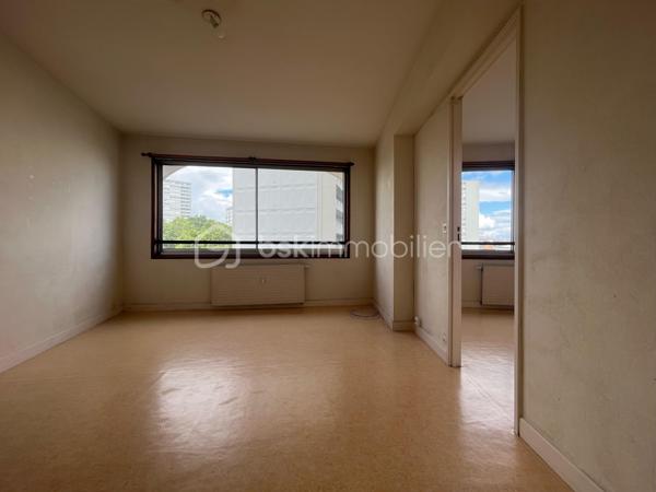 Dans l'emblématique Tour des Horizons, résidence sécurisée avec gardien au cœur de Rennes, au 3ème étage, un appartement comprenant une entrée desservant une pièce de vie, une cuisine semi-ouverte, une chambre avec placards et une salle de bains avec wc. Une cave et un garage complètent l’ensemble.
Emplacement idéal : métros A et B, bus, commerces, restaurants, bords de Vilaine et le célèbre marché des Lices à moins de 5 minutes de marche.
Opportunité sur le marché, il correspond parfaitement à un achat pour ceux qui souhaitent profiter de la vie citadine, mais aussi à un investisseur recherchant un placement locatif sûr et demandé.