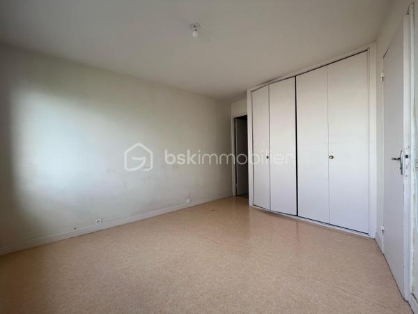 Dans l'emblématique Tour des Horizons, résidence sécurisée avec gardien au cœur de Rennes, au 3ème étage, un appartement comprenant une entrée desservant une pièce de vie, une cuisine semi-ouverte, une chambre avec placards et une salle de bains avec wc. Une cave et un garage complètent l’ensemble.
Emplacement idéal : métros A et B, bus, commerces, restaurants, bords de Vilaine et le célèbre marché des Lices à moins de 5 minutes de marche.
Opportunité sur le marché, il correspond parfaitement à un achat pour ceux qui souhaitent profiter de la vie citadine, mais aussi à un investisseur recherchant un placement locatif sûr et demandé.