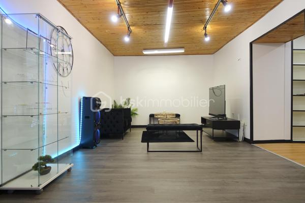Kate GUIGNEUX vous propose - EN EXCLUSIVITE - ce local commercial, actuellement loué, depuis Juin 2024.

Disposition :
- un bel accueil, une très grande salle d'attente, une salle de soins, des WC et une salle de repos avec coin cuisine (meubles, évier, plaques et four).

Informations complémentaires : Rénovation récente, Taxe foncière et charges de copropriété à la charge du locataires, Profil locataire solide, Actuellement loué 1.050 € HT sous bail commercial notarié. 

Affaire à saisir, contactez-moi pour échanger sur votre projet et envisager une visite :-)