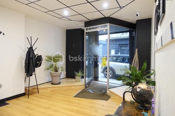 Kate GUIGNEUX vous propose - EN EXCLUSIVITE - ce local commercial, actuellement loué, depuis Juin 2024.

Disposition :
- un bel accueil, une très grande salle d'attente, une salle de soins, des WC et une salle de repos avec coin cuisine (meubles, évier, plaques et four).

Informations complémentaires : Rénovation récente, Taxe foncière et charges de copropriété à la charge du locataires, Profil locataire solide, Actuellement loué 1.050 € HT sous bail commercial notarié. 

Affaire à saisir, contactez-moi pour échanger sur votre projet et envisager une visite :-)