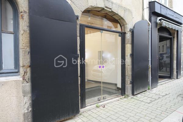 Kate GUIGNEUX vous propose - EN EXCLUSIVITE - ce local commercial, actuellement loué, depuis Juin 2024.

Disposition :
- un bel accueil, une très grande salle d'attente, une salle de soins, des WC et une salle de repos avec coin cuisine (meubles, évier, plaques et four).

Informations complémentaires : Rénovation récente, Taxe foncière et charges de copropriété à la charge du locataires, Profil locataire solide, Actuellement loué 1.050 € HT sous bail commercial notarié. 

Affaire à saisir, contactez-moi pour échanger sur votre projet et envisager une visite :-)