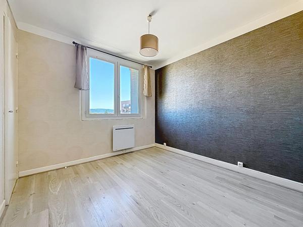 Appartement Livron Sur Drome T3 Dde 60 m², dernier étage, BALCON,  2 chambres, très bon  état.