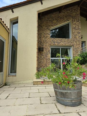 Maison d'architecte avec piscine et deux studios loués