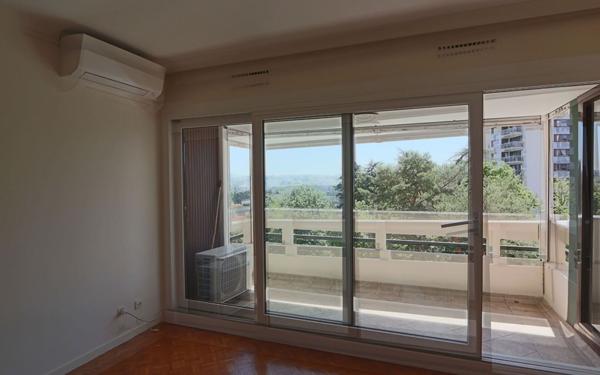 Appartement à louer    4 pièces •  Écully