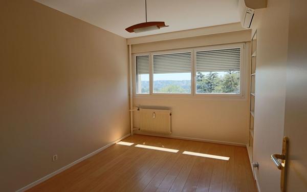 Appartement à louer    4 pièces •  Écully