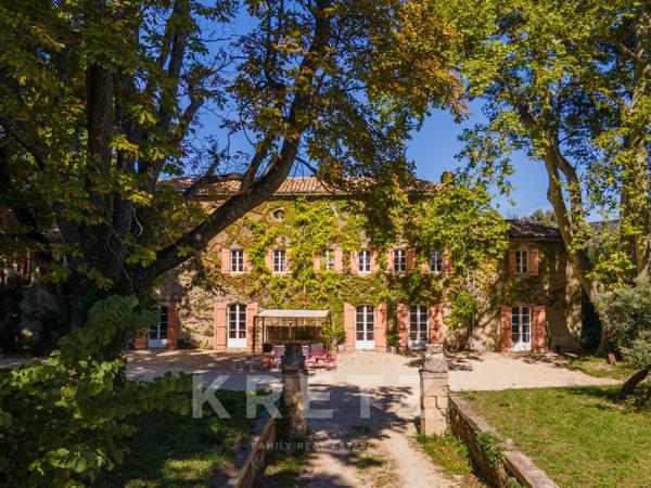 Chateau avec dépendance et plage privée en Provence