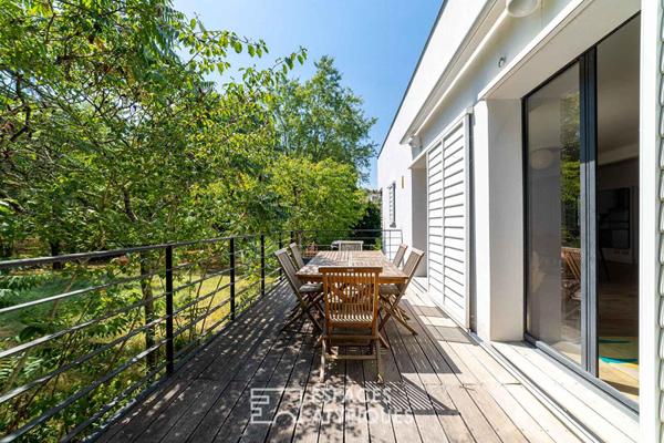 Maison d’architecte avec piscine dans un environnement préservé à PUYGOUZON