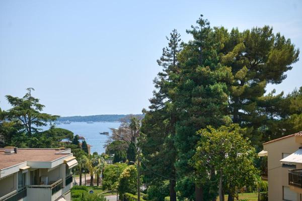 Cannes Californie Élégance et Sérénité : Appartement de Prestige avec Vue Mer Panoramique