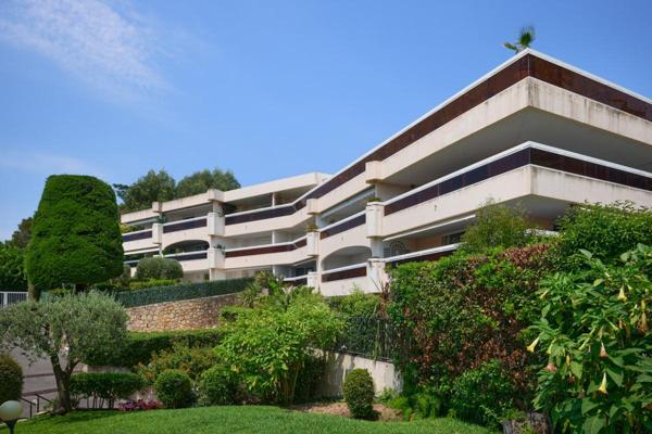 Cannes Californie Élégance et Sérénité : Appartement de Prestige avec Vue Mer Panoramique