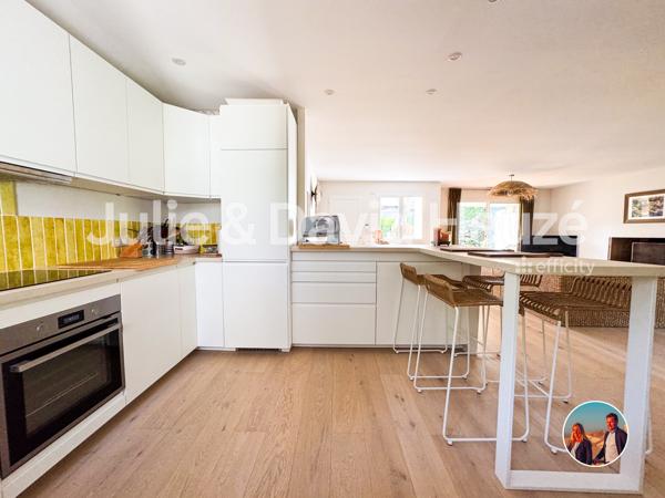 Maison
         5 pièces
        - 140 m² Bien prestige 1 060 000 € *