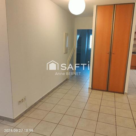 IDEALEMENT SITUE DANS UNE BELLE COPROPRIETE