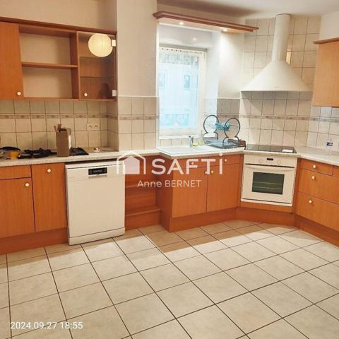 IDEALEMENT SITUE DANS UNE BELLE COPROPRIETE