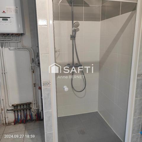 IDEALEMENT SITUE DANS UNE BELLE COPROPRIETE