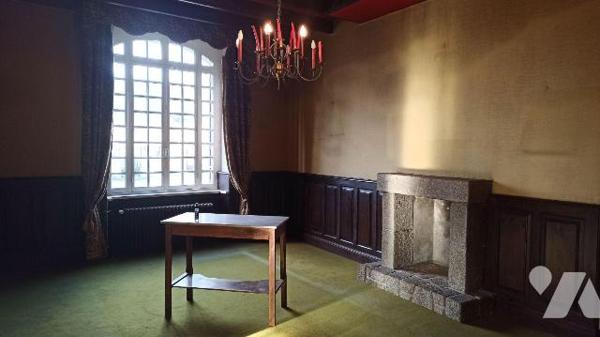 Maison de Bourg comprenant : 
Au rez-de-chaussée : Entrée sur séjour cuisine avec cheminée HS,...