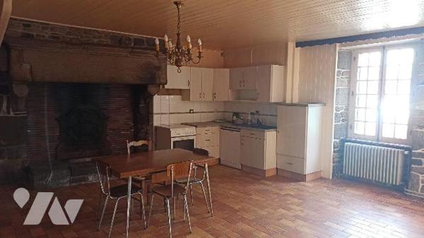 Maison de Bourg comprenant : 
Au rez-de-chaussée : Entrée sur séjour cuisine avec cheminée HS,...