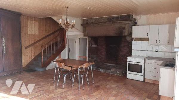 Maison de Bourg comprenant : 
Au rez-de-chaussée : Entrée sur séjour cuisine avec cheminée HS,...