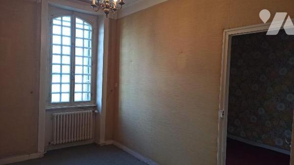 Maison de Bourg comprenant : 
Au rez-de-chaussée : Entrée sur séjour cuisine avec cheminée HS,...