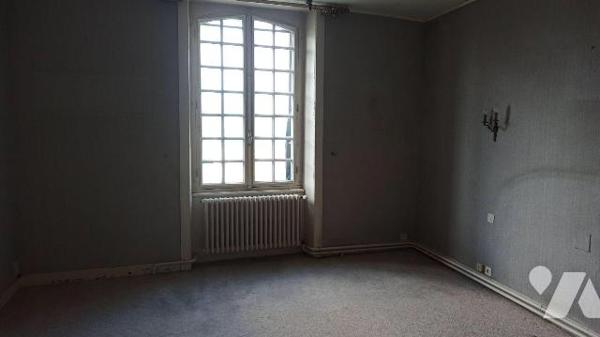 Maison de Bourg comprenant : 
Au rez-de-chaussée : Entrée sur séjour cuisine avec cheminée HS,...