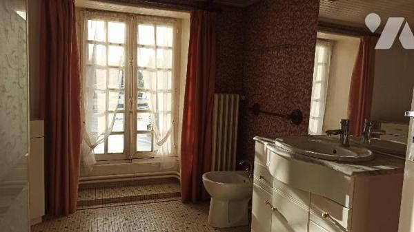 Maison de Bourg comprenant : 
Au rez-de-chaussée : Entrée sur séjour cuisine avec cheminée HS,...