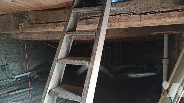 Maison de Bourg comprenant : 
Au rez-de-chaussée : Entrée sur séjour cuisine avec cheminée HS,...