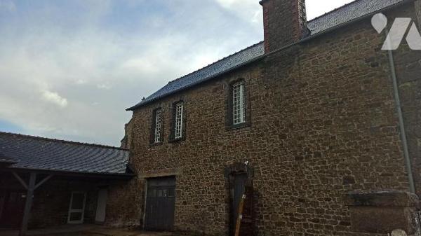 Maison de Bourg comprenant : 
Au rez-de-chaussée : Entrée sur séjour cuisine avec cheminée HS,...