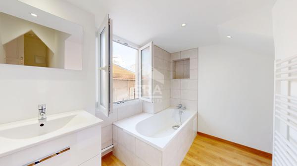 NICE - CARRÉ D'OR : EN DERNIER ÉTAGE VASTE F1 AU CALME ABSOLU