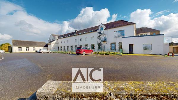 Rostrenen (22110) Ancienne École (2500m2)