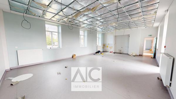 Rostrenen (22110) Ancienne École (2500m2)